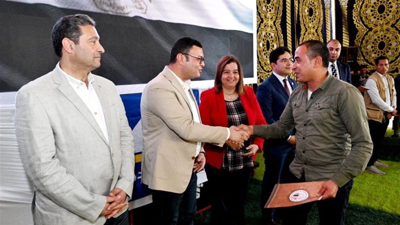 وزير الإسكان يسلم
