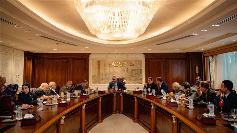 خالد عباس يلتقي وفدًا