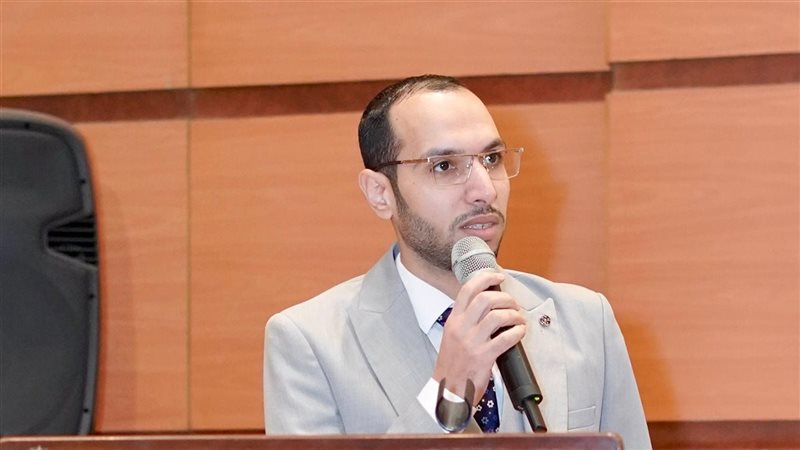 الكاتب الصحفي محمود