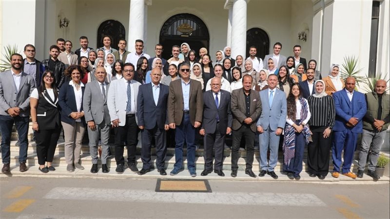 محافظ الجيزة والطلاب