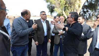 محافظ الجيزة يتفقد استعدادات افتتاح سوق اليوم الواحد بإمبابة (صور)