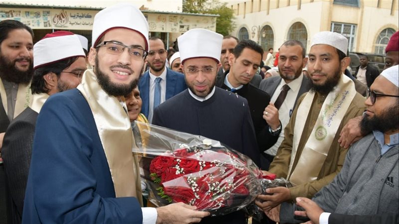 وزير الأوقاف يناقش