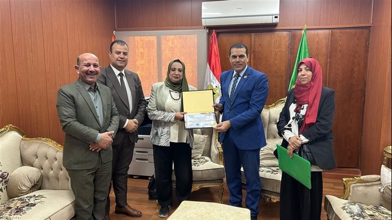  تكريم مديرة مكتبة