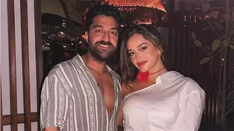 نور إيهاب وخطيبها