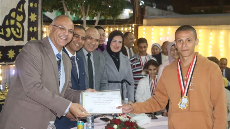 محافظ القليوبية يكرم