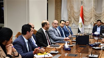 وزير الشباب والرياضة يجتمع بمعاونيه لمناقشة عدد من الملفات