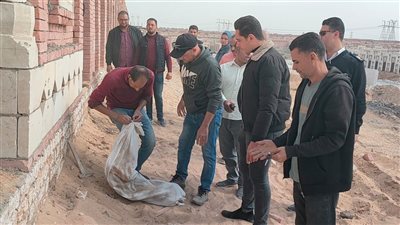 بعد إزالة 1500 مقبرة داخلها أكفان من الشكائر، فيديو يكشف ألاعيب سماسرة الموت بالخانكة