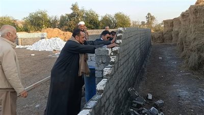 إزالة فورية بالأيدي لتعدٍ على أرض زراعية في بني عبيد بالدقهلية