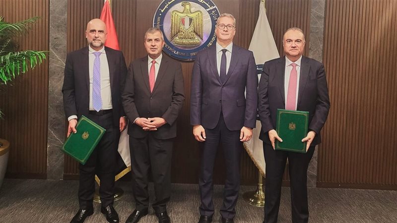 بدوي خلال التوقيع،فيتو