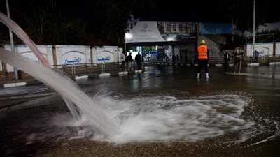 لتجنب غرق نفق الممر، محافظ الإسماعيلية يشهد تجربة صرف مياه الأمطار به (صور) 