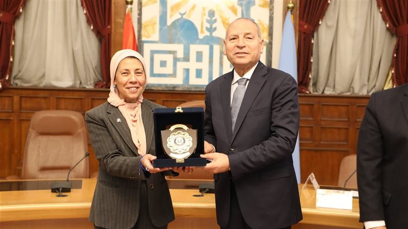 جانب من توقيع الاتفاقية،