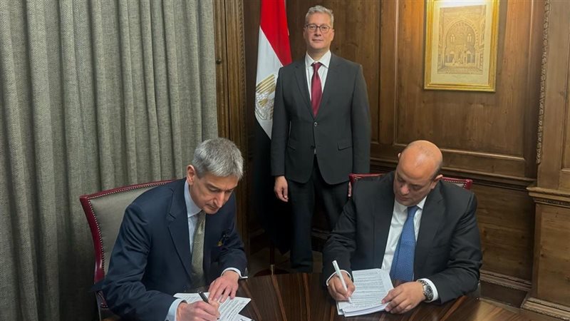 بدوي خلال التوقيع،فيتو