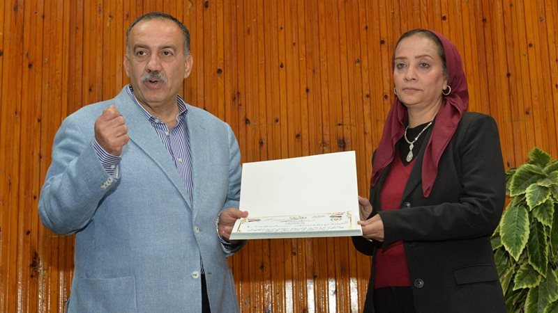 محافظ أسيوط يكرم