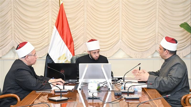 وزير الأوقاف يجتمع