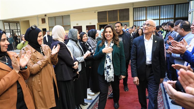وزير التنمية المحلية،