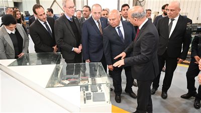 وزير الصناعة يتفقد المنطقة الصناعية بالعاشر من رمضان ويفتتح خط إنتاج أكشاك الكهرباء المدمجة (صور)