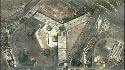 عنابر الرعب في سوريا.. استغاثات لفك شفرات السجن الأحمر.. آلاف المعتقلين تحت الأرض.. مسلخ بشري بدون بوابات.. مكابس لإعدام المساجين.. وأحد العاملين يكشف السر