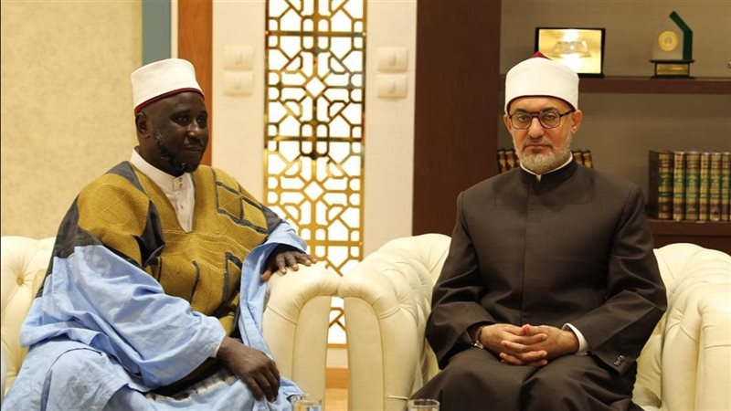 المفتي مع إمام المسجد