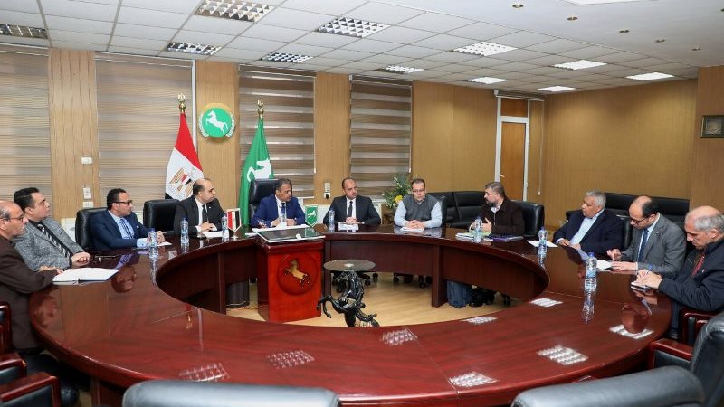 محافظ الشرقية يجتمع