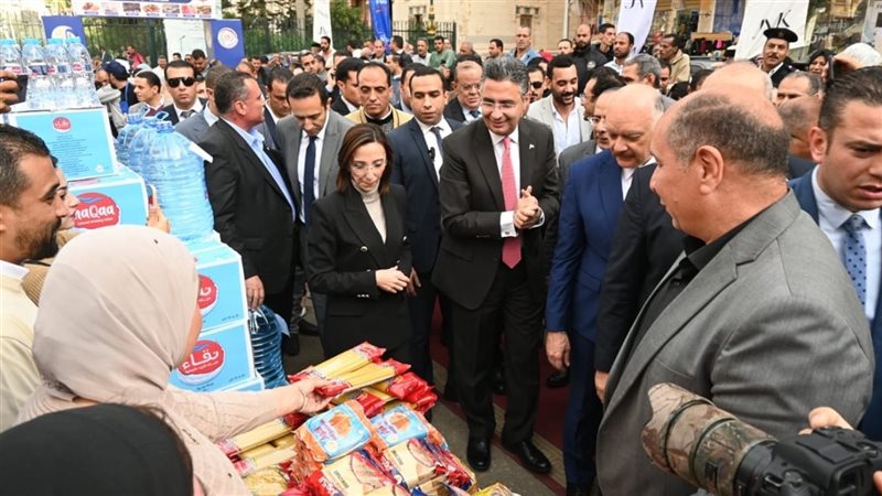 محافظ البحيرة ووزير