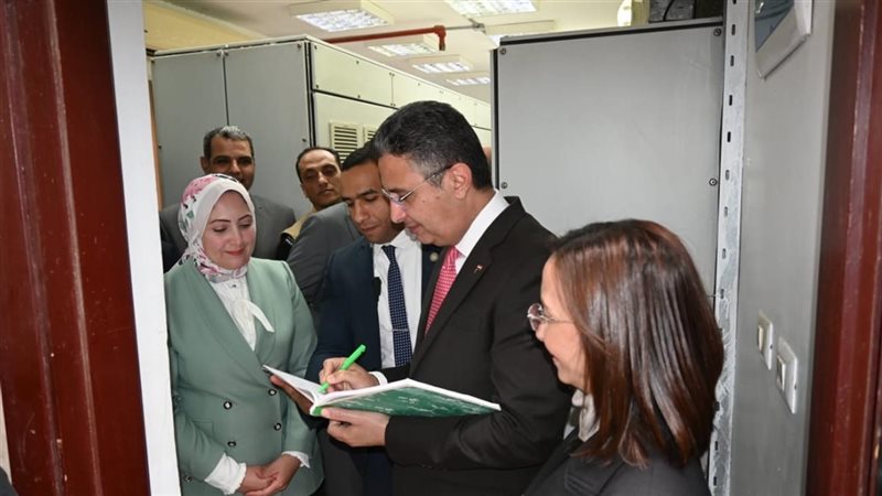 محافظ البحيرة ووزير