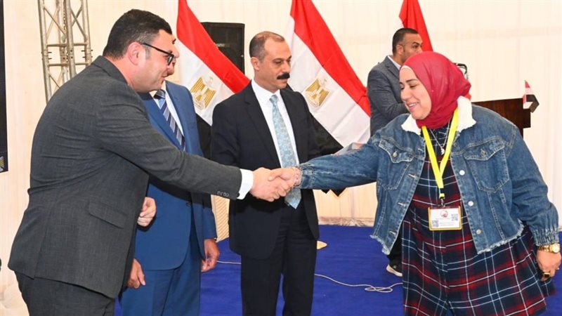 وزير الإسكان يسلم