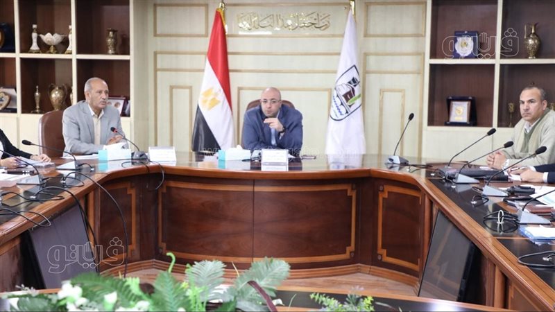 محافظ بني سويف يجتمع