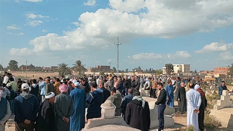 العشرات من أهالى