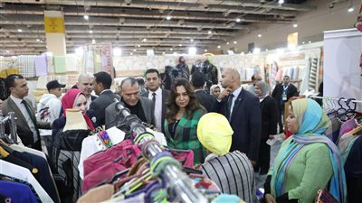 وزيرة التنمية المحلية تتفقد جناح برنامج تنمية الصعيد بمعرض تراثنا