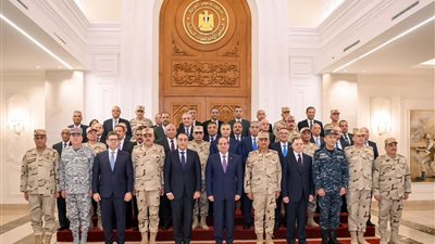 رسائل السيسي للمصريين: نمتلك القدرة والقوة للحفاظ على أمن وسلامة مقدراتنا.. القوات المسلحة والشرطة لهما دورا مهما في الحفاظ على الوطن.. ووعي الشعب وتكاتفه هو الضمانة الأساسية لتجاوز الأزمات