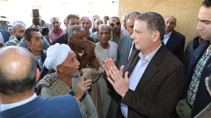 وزير الزراعة مع فلاحين