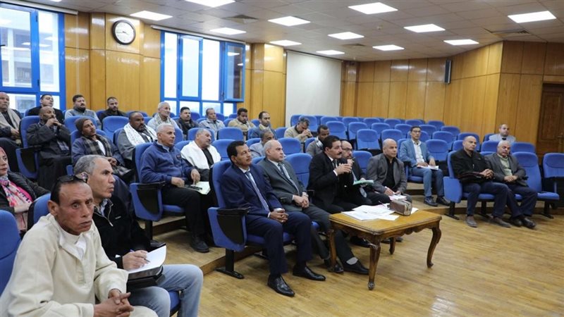 محافظ المنيا يبحث