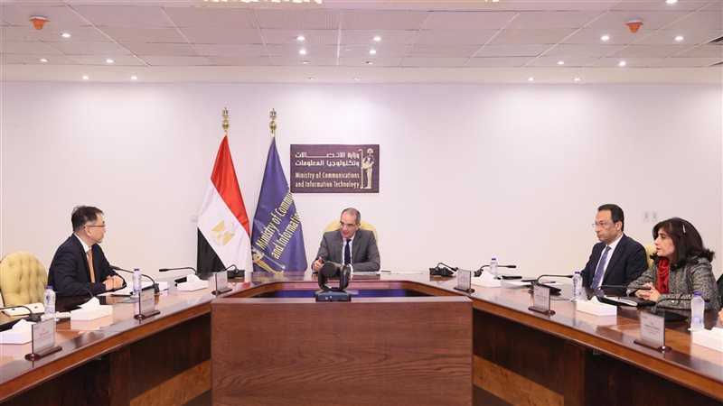 وزير الاتصالات خلال