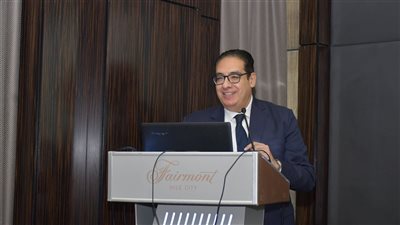 رئيس جامعة القاهرة يزور البابا بالكاتدرائية المرقسية لتهنئته وجموع الإخوة الأقباط بعيد القيامة المجيد
