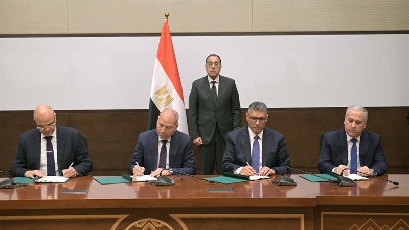 جانب من توقيع البروتوكولات
