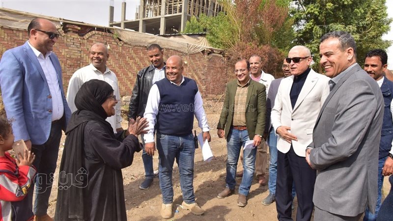 محافظ الأقصر أثناء