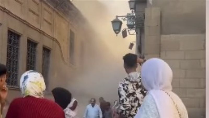 انهيار عقار بشارع