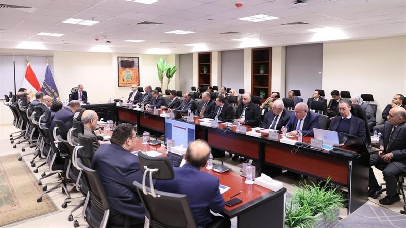 وزير الاتصالات خلال