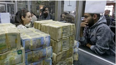 السوريون بين مطرقة الحرب وسندان البحث عن لقمة العيش.. كيف يتأثر الاقتصاد السوري حال رفع العقوبات.. وهل توجه الغرب لتخفيف الأعباء عن المواطنين يحل الأزمة؟