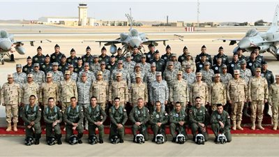 وزير الدفاع يتفقد إحدى القواعد الجوية ويلتقي عددا من المقاتلين (فيديو وصور)
