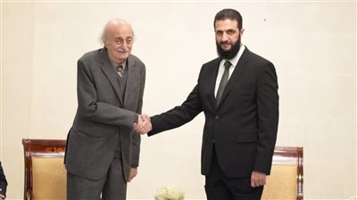 الجولاني بالبدلة والكرافتة في أول لقاء مع وليد جنبلاط (فيديو وصور)