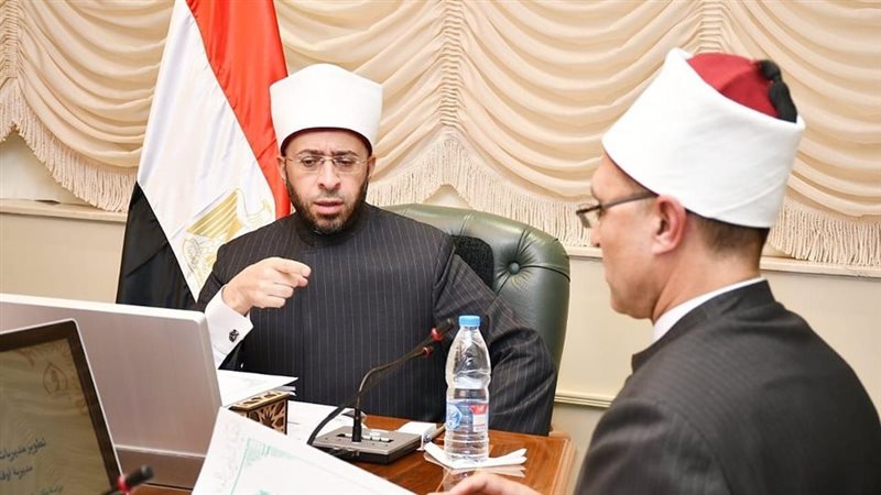 وزير الأوقاف يلتقي