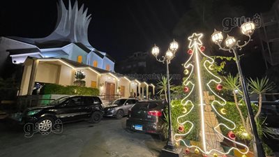 أشجار الكريسماس وأضواء الميلاد تكسو الكاتدرائية الأسقفية قبل قداس العيد (صور)