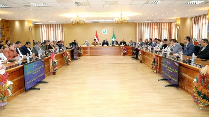محافظ الشرقية يجتمع