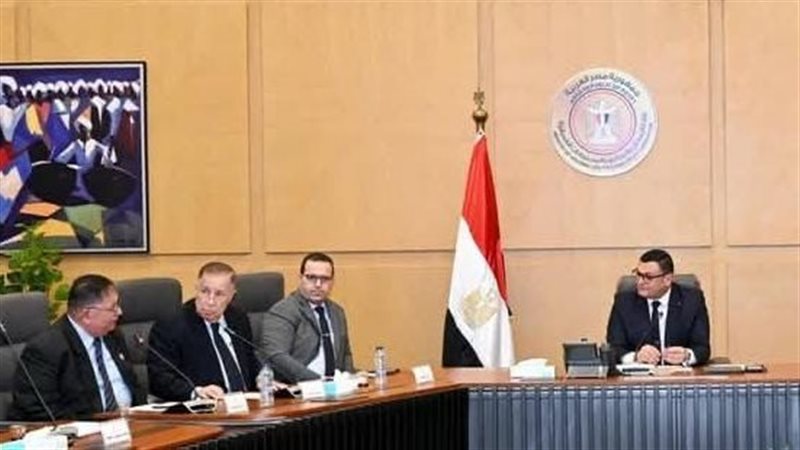  وزير الإسكان يجتمع
