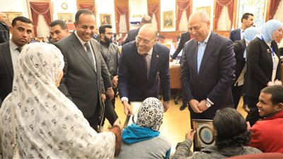 محافظ القاهرة ووزير العمل يسلمان 70 عقد عمل لذوى الهمم 