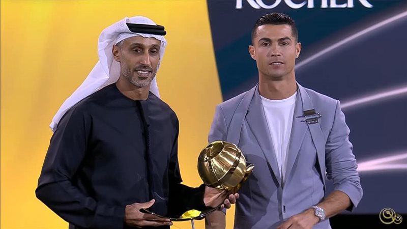 رونالدو يتسلم جائزة