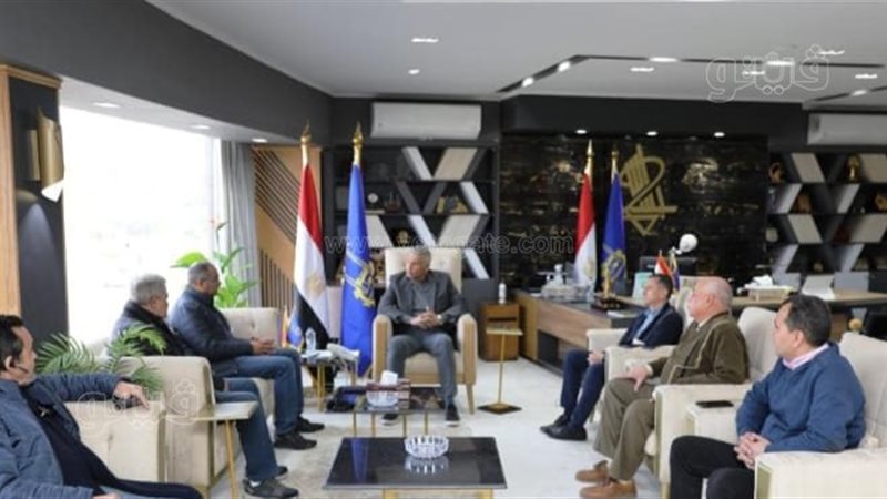 محافظ أسوان يلتقى