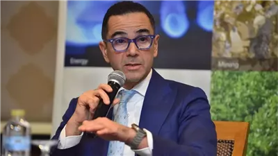 وزير الاستثمار يستعرض مع وفد 