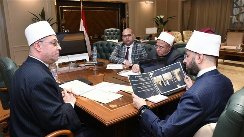 وزير الأوقاف يجتمع